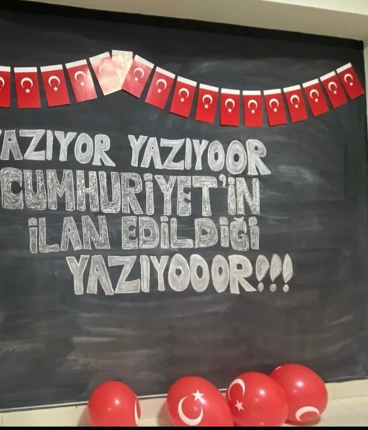 Cumhuriyet Bayramı panosu: bayrak süsleri ve 'Yazıyor yazıyor, Cumhuriyet'in ilan edildiği yazıyor' yazısı