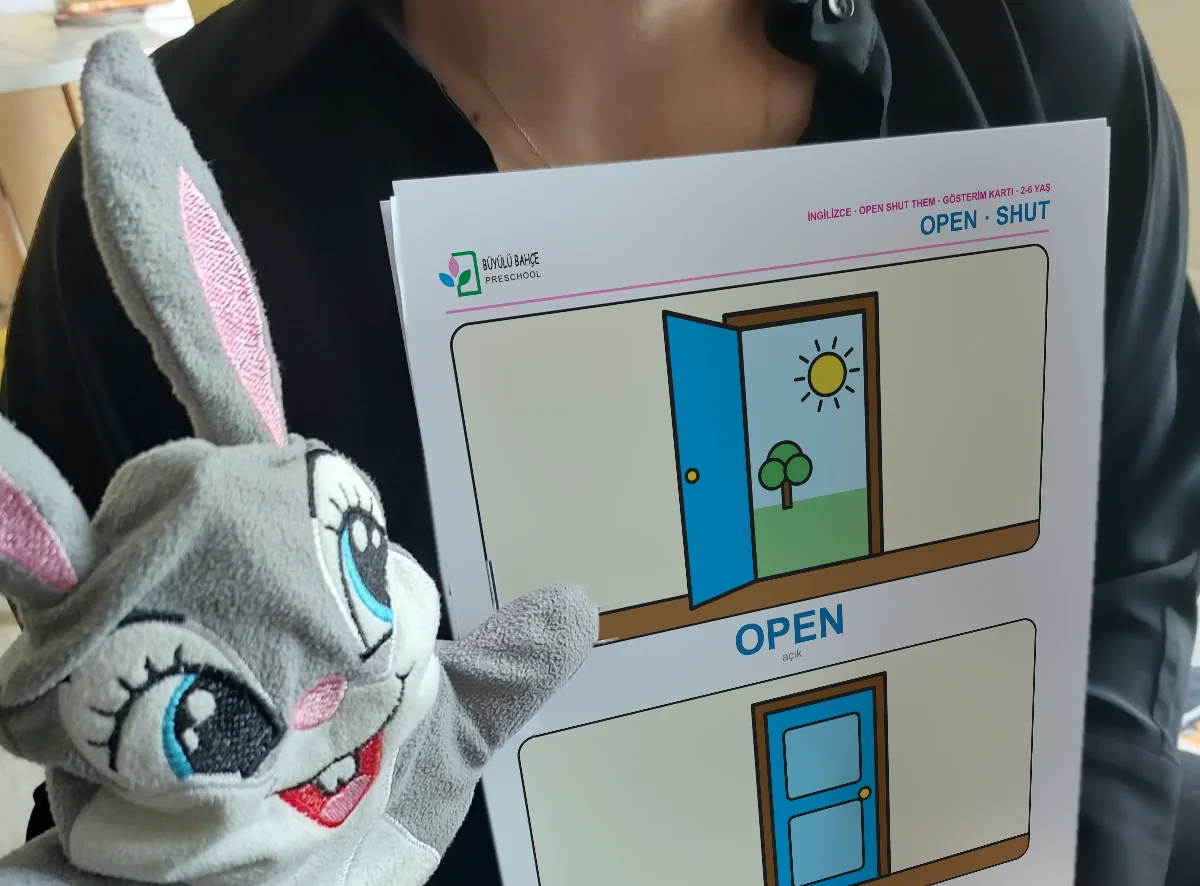Tavşan kukla Benny ve OPEN · SHUT gösterim kartı