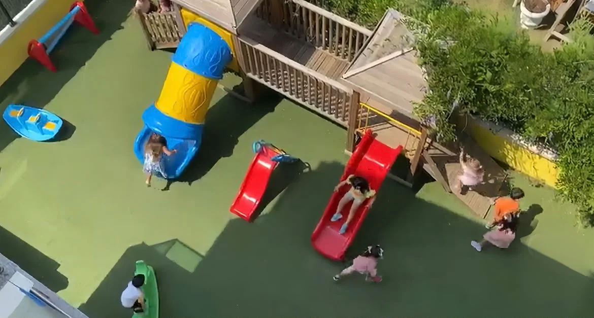 Bahçemizdeki oyun parkı yukarıdan: kaydıraklar ve ahşap oyun evi